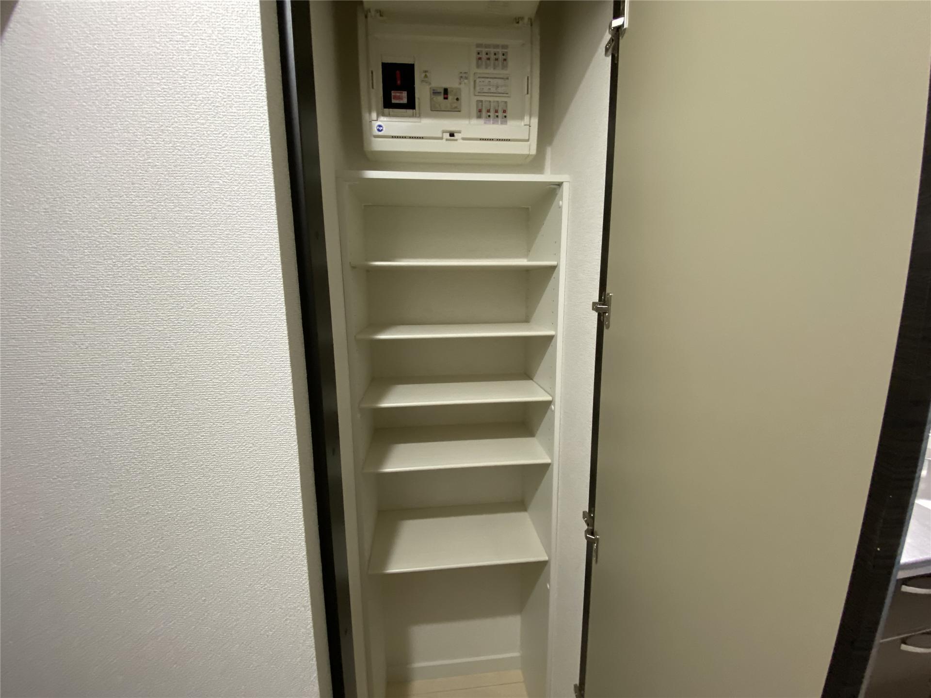 その他設備　食品庫としても利用できるキッチン横の収納棚です