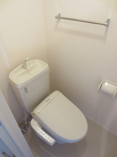 トイレ　１０５　温水洗浄暖房便座トイレ