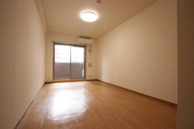 居室・リビング　同物件別号室のものです。