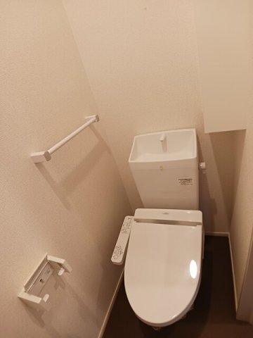 トイレ　【ストロベリーフィールドIIＢ】落ち着いた色調のトイレです