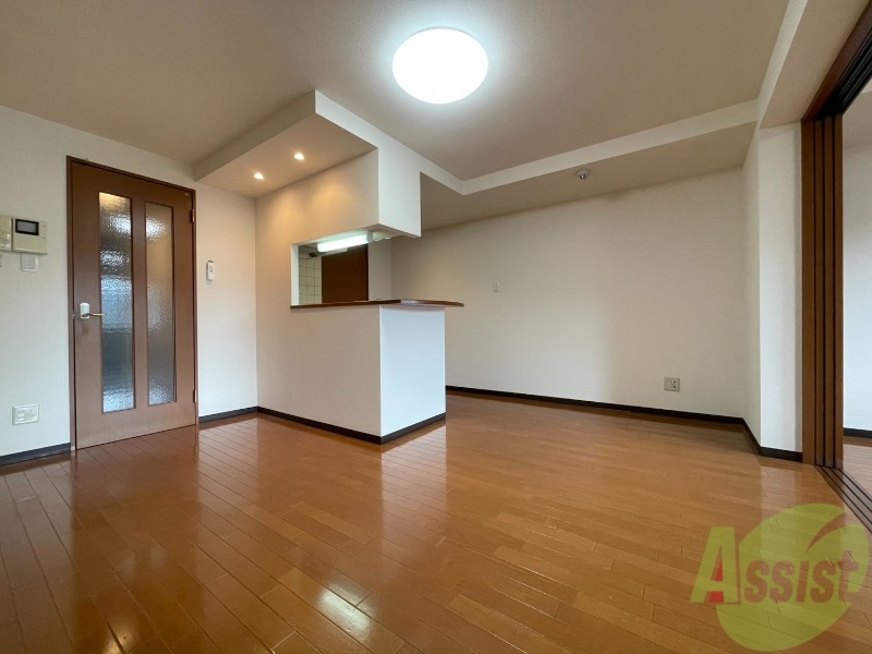 居室・リビング　白さが清潔感を出してくれます。お部屋も明るいですね。