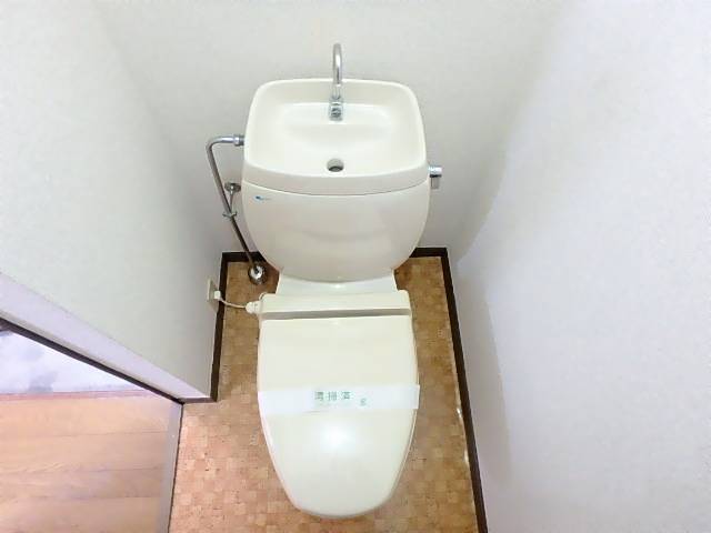 トイレ　暖房便座付きのトイレでございます。
