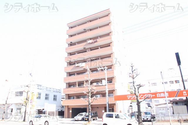 建物外観　周りが開けていて綺麗な外観