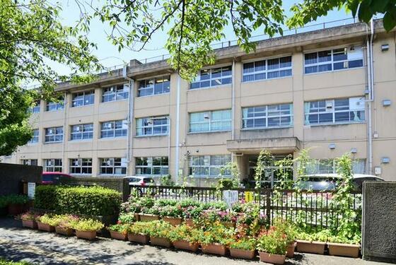 中学校　浦安市立富岡中学校（中学校）まで935m