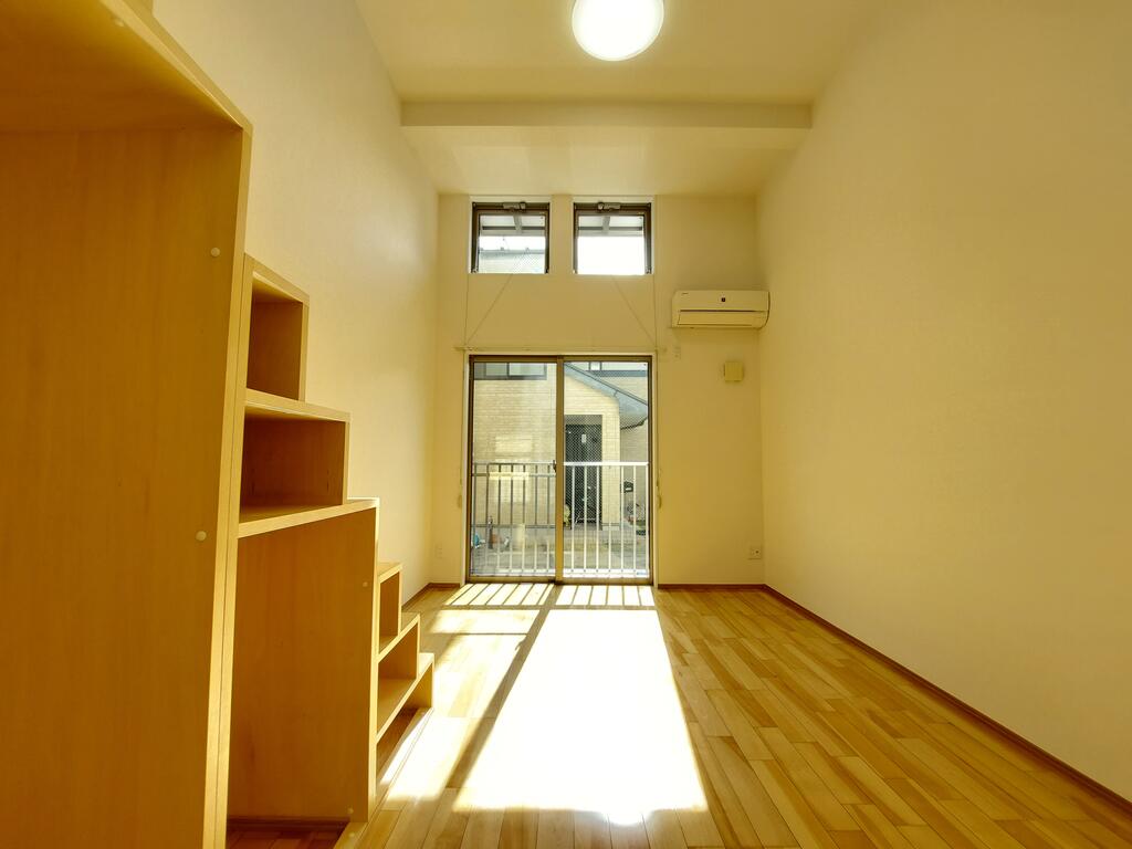 居室・リビング　開放感があり、明るい室内