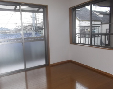 居室・リビング　落ち着いた色合いの床材を使用した居住空間です。