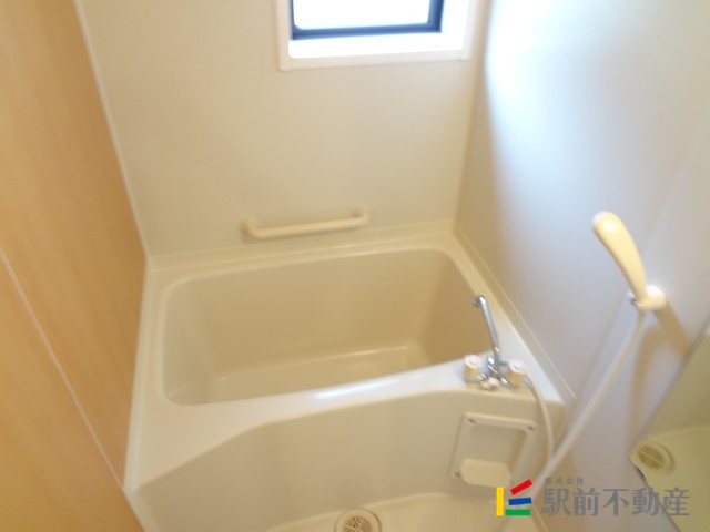 バス・シャワールーム　お風呂に窓あります♪