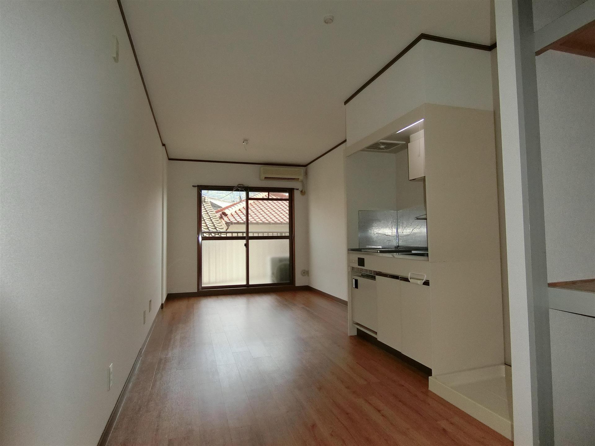 居室・リビング　エアコン付！10.5帖のゆったりとした広さのお部屋です♪