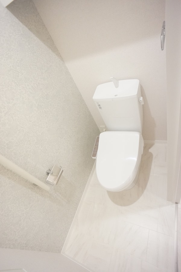 トイレ　温水洗浄便座仕様！上部に収納棚あります！