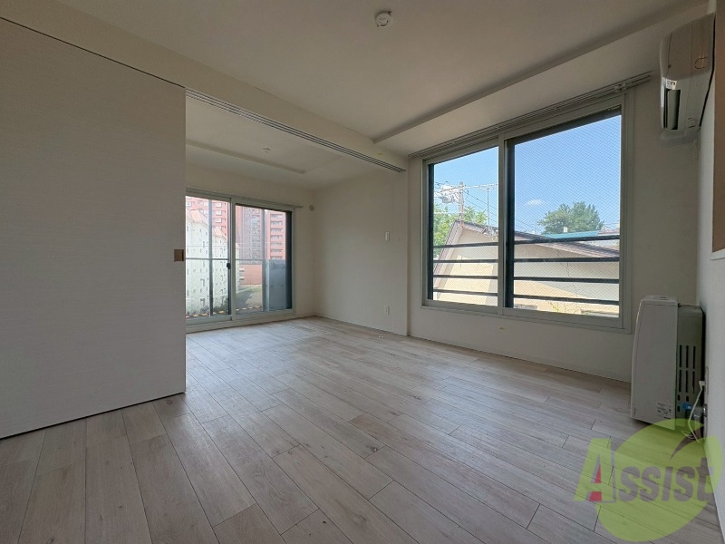 居室・リビング　日当たりが良くて心地よく過ごせそうなお部屋です。