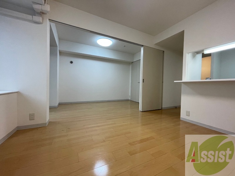 居室・リビング　リビングです。出窓からの日当たりもよく明るい印象です！