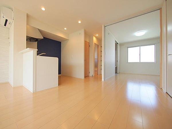 居室・リビング　仕切りを開くと，大空間のLDK。