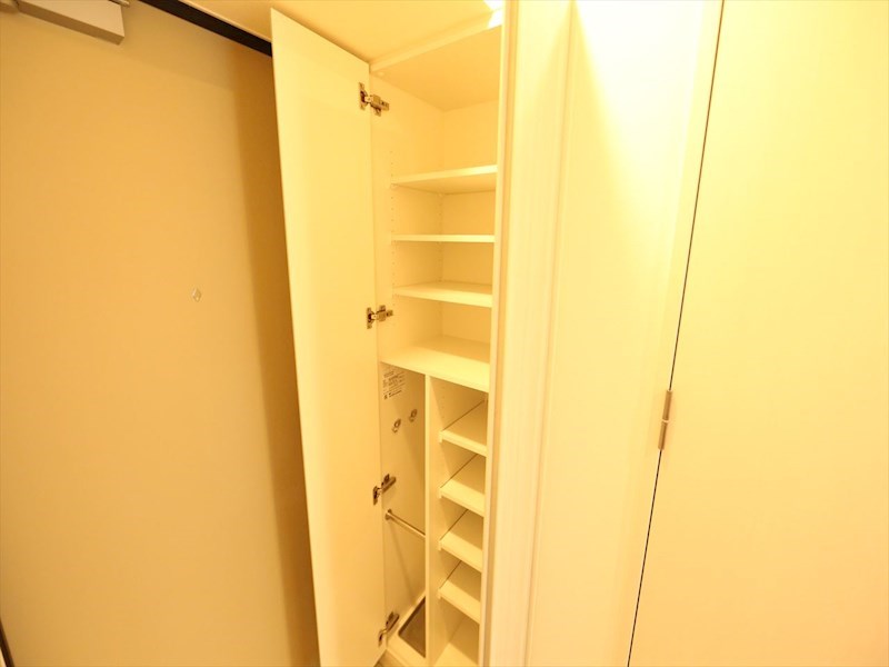 玄関　玄関　シューズボックス付（収納充実してます）