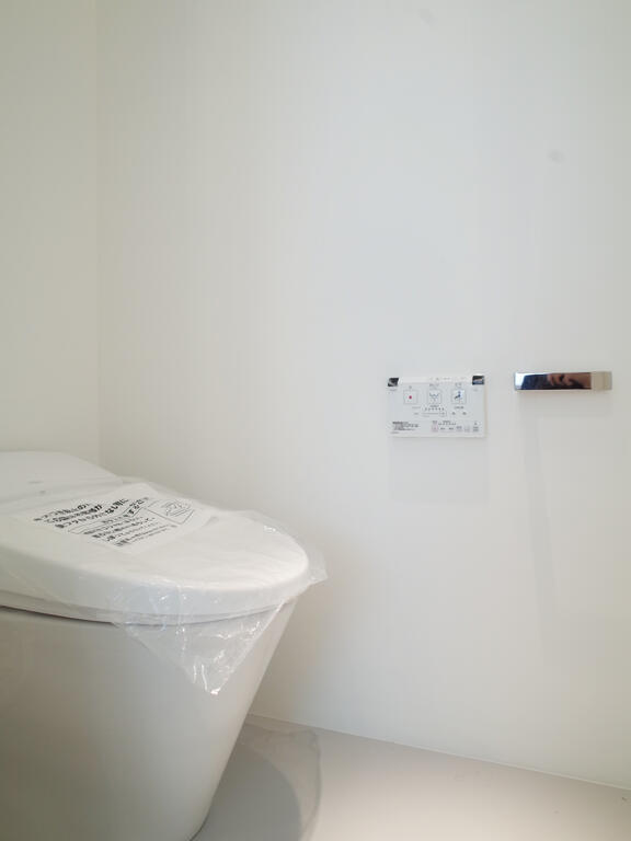 トイレ　タンクレスのトイレでスッキリしています。