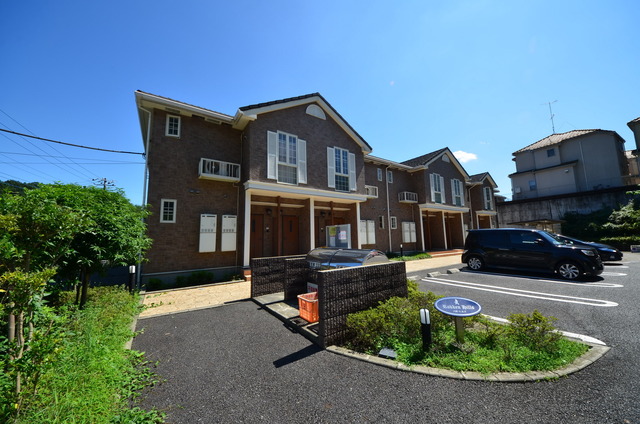 建物外観　★程よい緑に囲まれた、居心地の良い物件です★