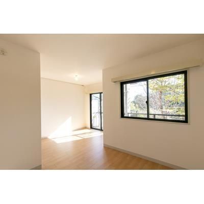 居室・リビング　★角部屋２面採光・ゆったりしたリビングスペースです★