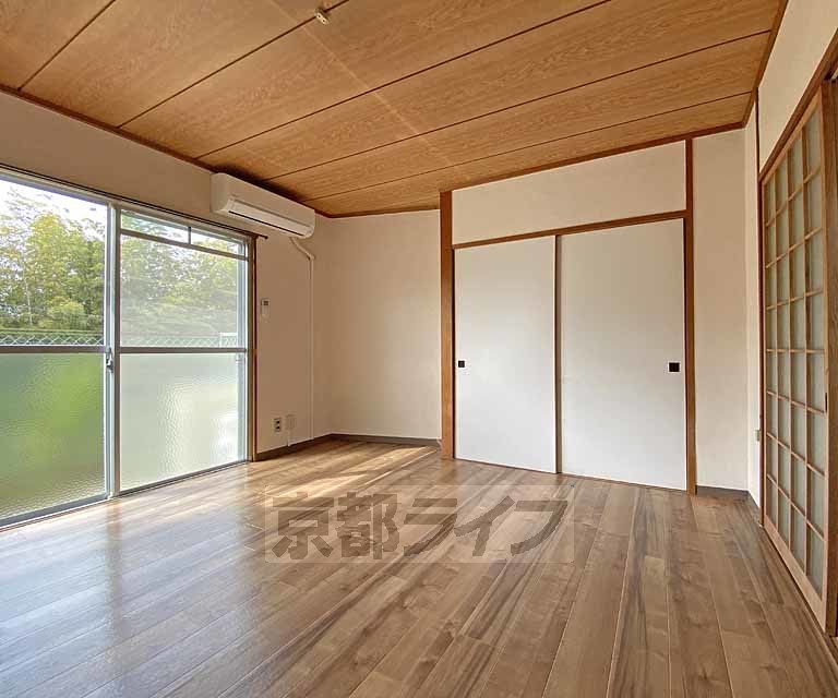 居室・リビング　８帖のゆとりある広さのお部屋です。京都産業大学まで徒歩...