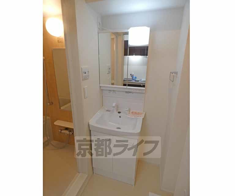 洗面設備　鏡の裏は収納になってます。