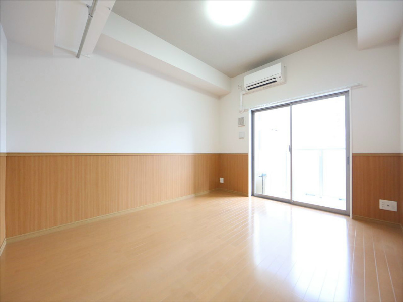 居室・リビング　洋室8帖　エアコン完備　南面バルコニー