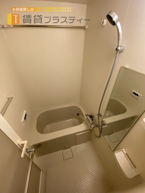 バス・シャワールーム　浴室乾燥機能付き。