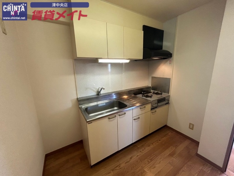 キッチン　同建物別部屋写真です