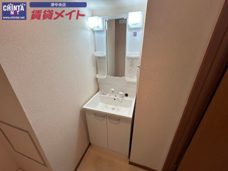 洗面設備　同建物別部屋写真です