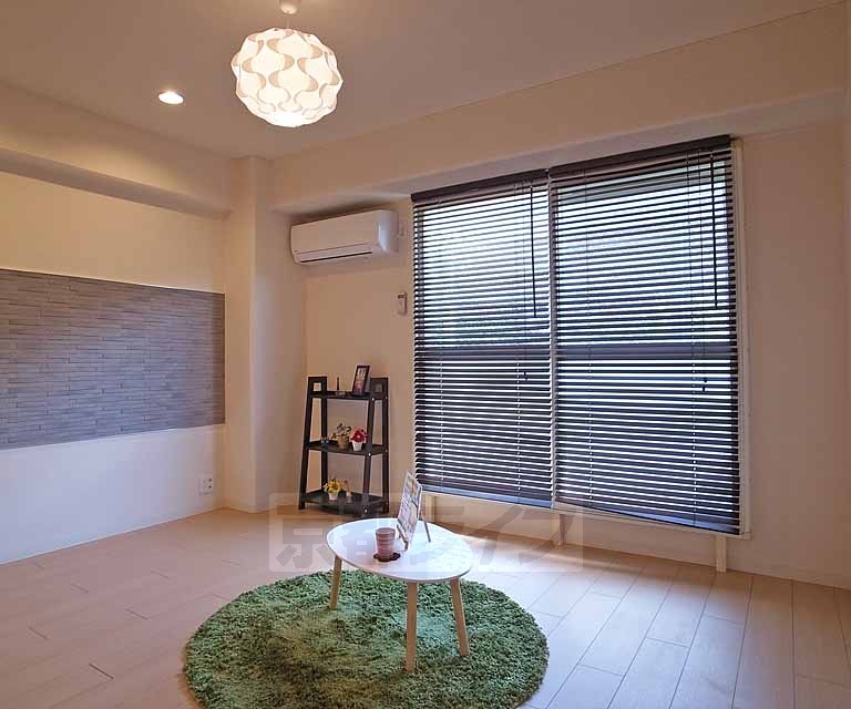 居室・リビング　全改装されたお部屋です。