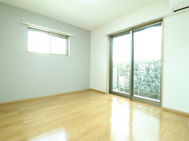 居室・リビング　※他号室の写真です