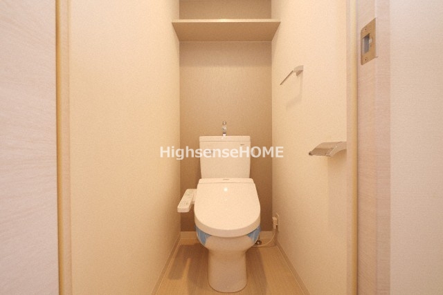 トイレ　落ち着いた色調のトイレです