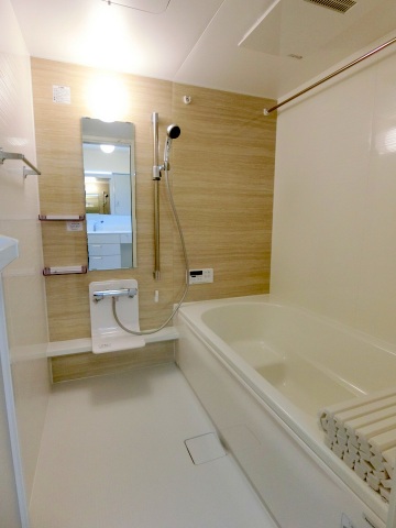 バス・シャワールーム　追炊きと乾燥機付きでゆとりの一坪風呂