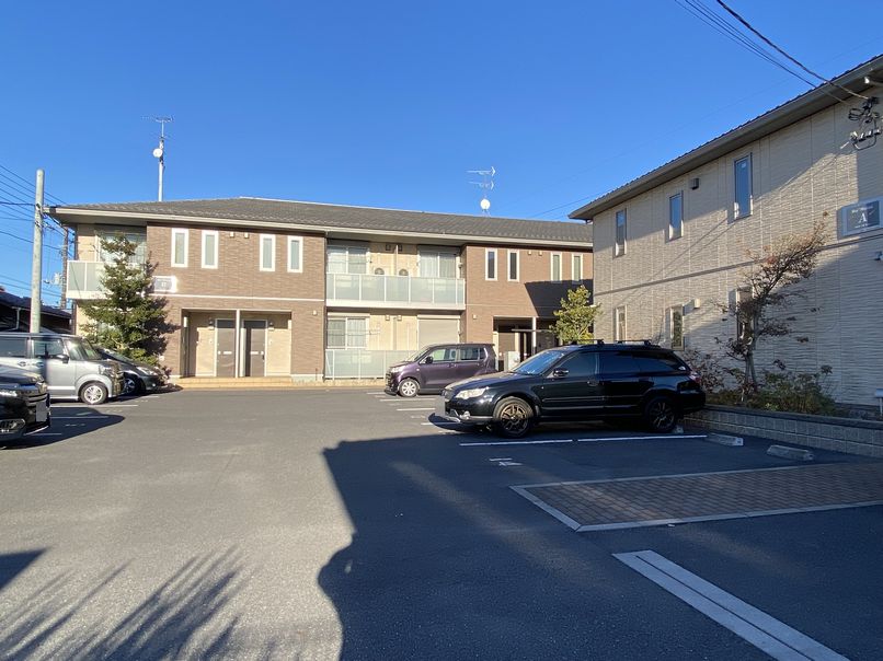 駐車場　敷地内駐車場、月額４，４００円（税込）。２台目は要空確認