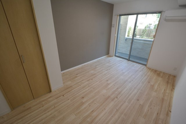 居室・リビング　エアコン付きで快適に過ごせます♪