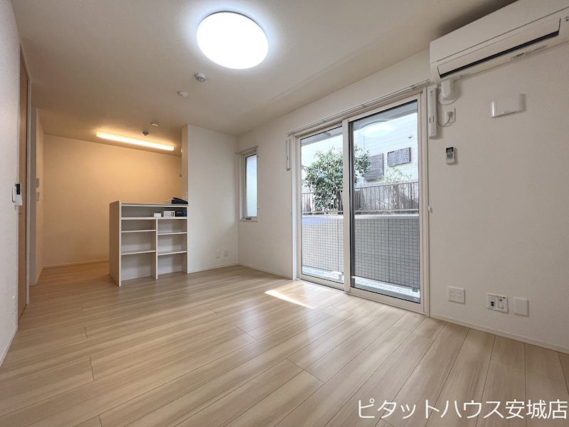 居室・リビング　同物件別部屋