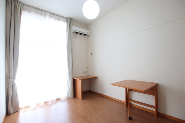 居室・リビング　※カーテンは設備保証ありません（退去時返却要）