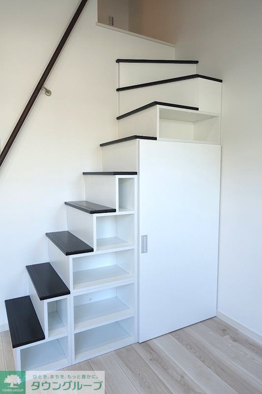 収納　ロフトへは階段で楽々上り下り♪側面はクローゼット＆棚になっ…