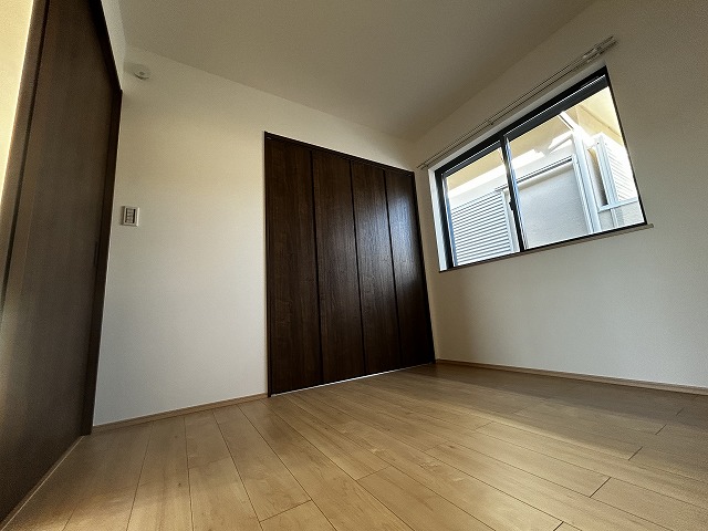 その他部屋・スペース　ベットルーム約4.5帖　　明るい室内空間