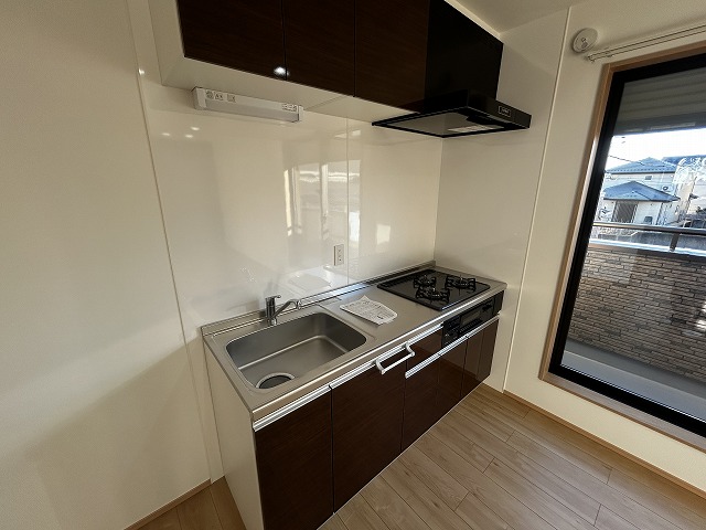 キッチン　横窓付キッチン　　3口システムコンロ、グリル付