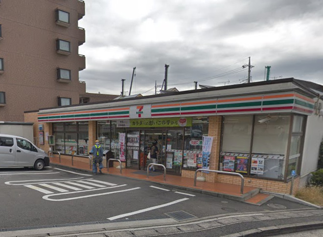 コンビニ　セブンイレブン（コンビニ）まで891m