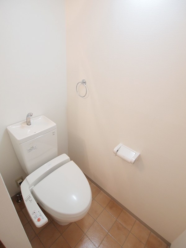 トイレ　ウォシュレット付きです。