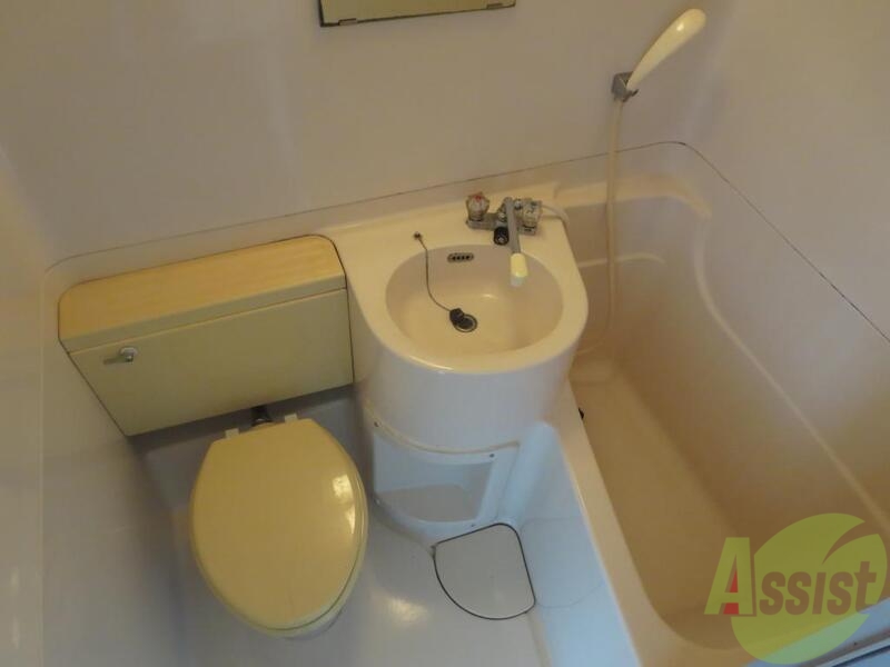 バス・シャワールーム　ユニットバスながら、やや広めの設計です