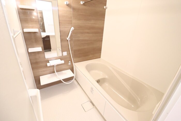 バス・シャワールーム　コンパクトで使いやすいお風呂です