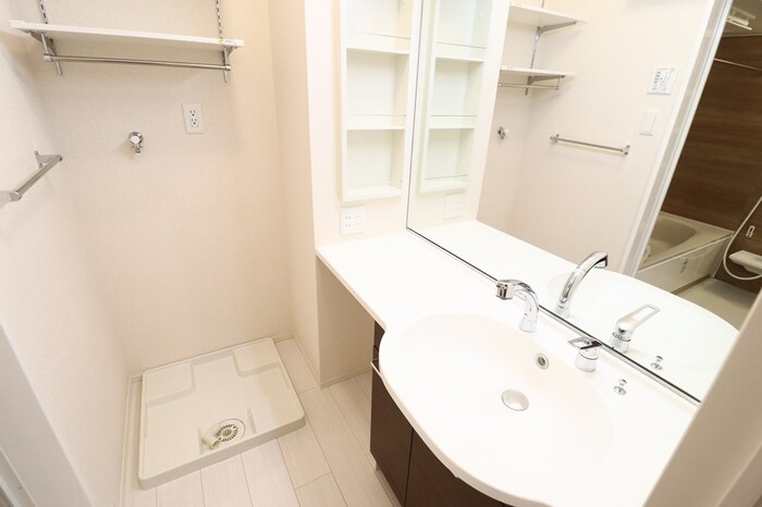 洗面設備　明るい洗面所です