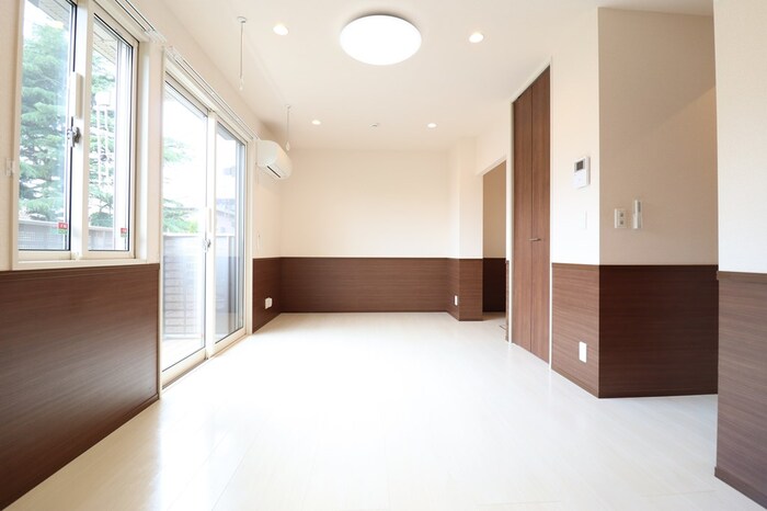 居室・リビング　明るい洋室です