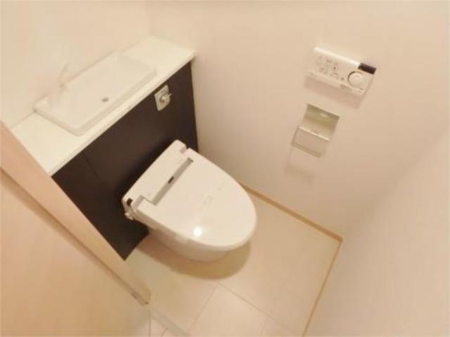 トイレ　嬉しいウォシュレット付き