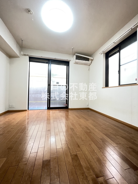 居室・リビング　南向き２面採光なので、明るく風通しのよい過ごしやすいお部屋で