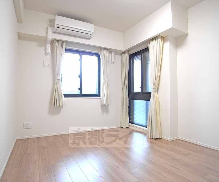 居室・リビング　出窓が多いです。