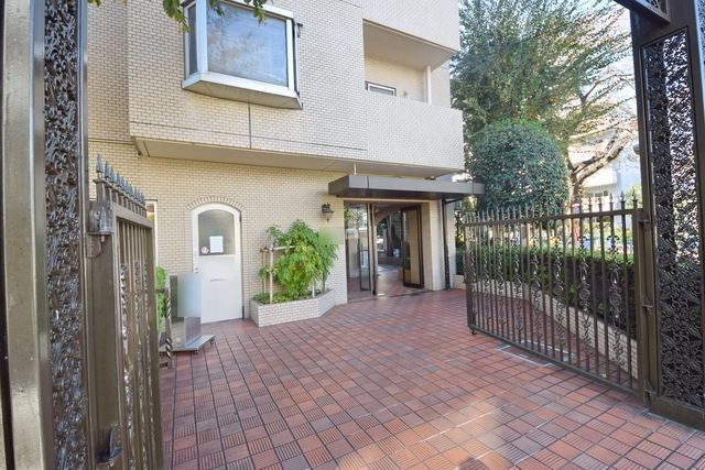 エントランス　タウンハウジング調布店まで♪