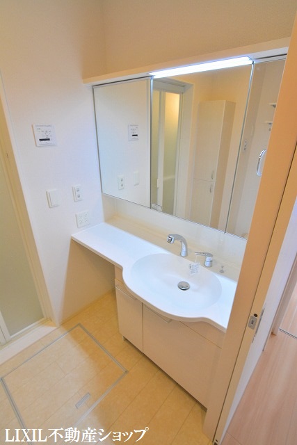 洗面設備　三面鏡の洗髪洗面化粧台です。