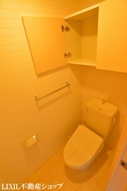 トイレ　上部に収納のある温水洗浄便座付のトイレです。