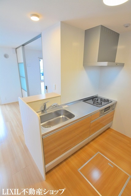 キッチン　３口グリル付の対面式のシステムキッチンです。